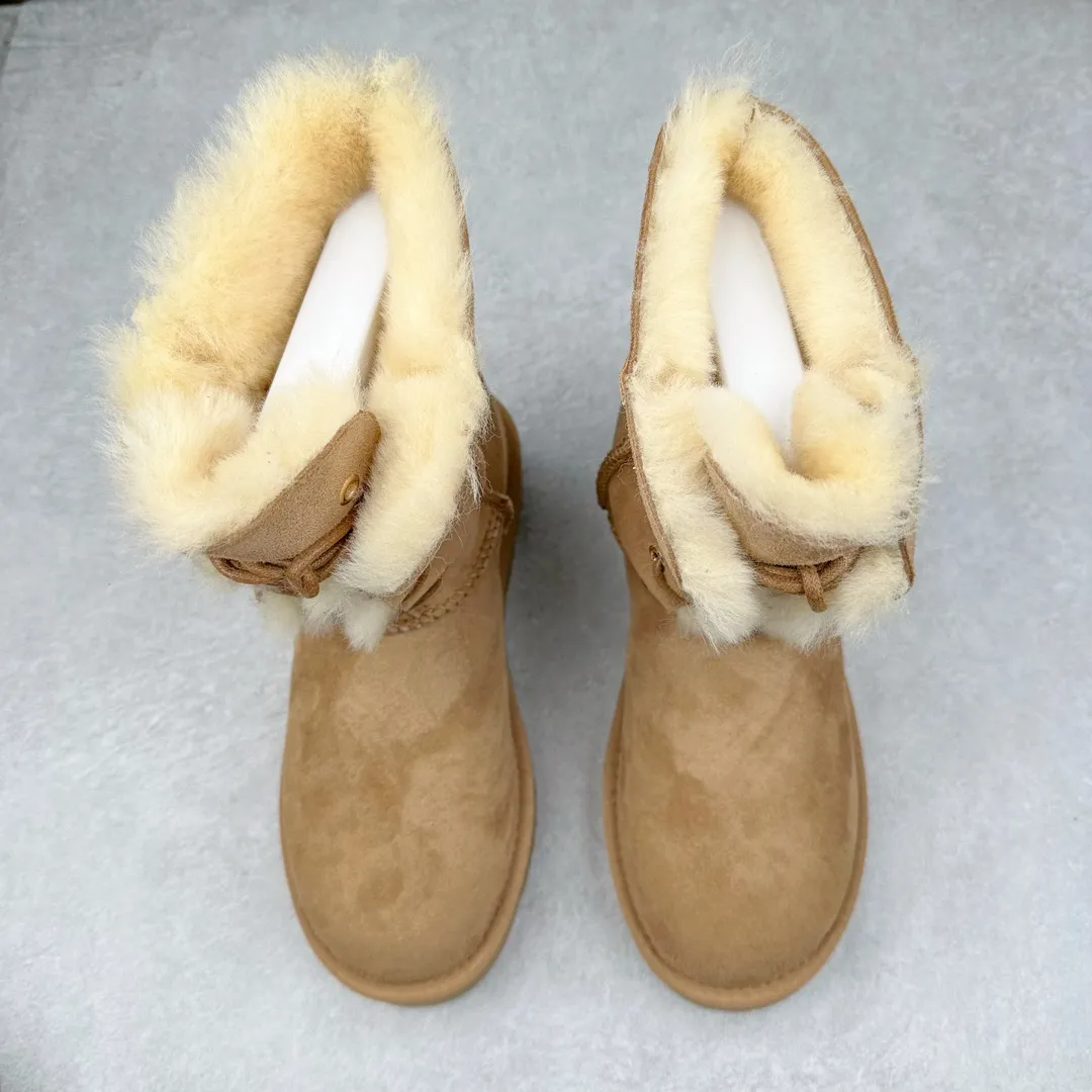 Pick up locally 💰600 UGG 1696 goddess style autumn and winter sheepskin and fur integrated snow boots. All shoes are made from the same factory as ZP. Longfeng A-grade Australian imported sheepskin and fur integrated women's boots. Brand OEM production line. Fully follow the ZP process. OEM original pattern maker. Adhering to the principle of no original shoes and no development selection. Pay attention to every detail. The most authentic version on the market TREADLITE "Light Wing" technology outsole Lightweight/durable/flexible/pile size: 35 36 37 38 39 40 Coding: by3936010